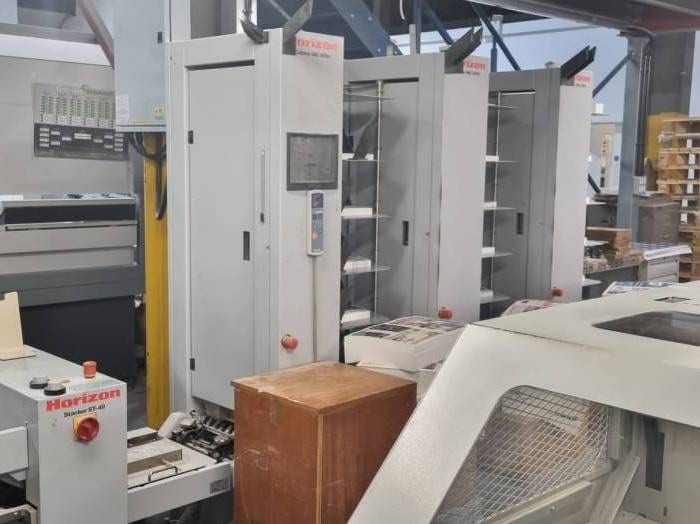 Horizon StitchLiner 5500 — linia do szycia zeszytowego z 3 wieżami VAC-60H 1