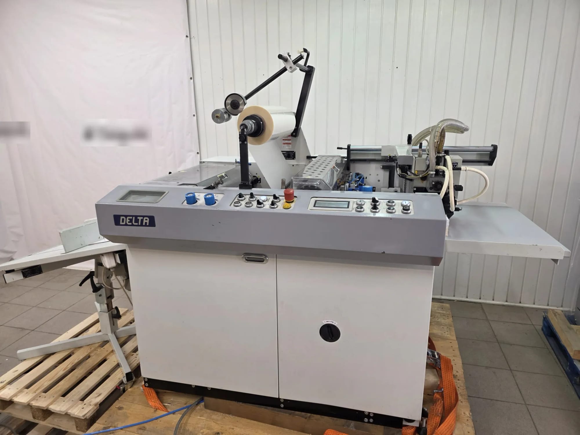 Komfi Delta 52 — automatic B2 laminating machine 52 × 76 cm